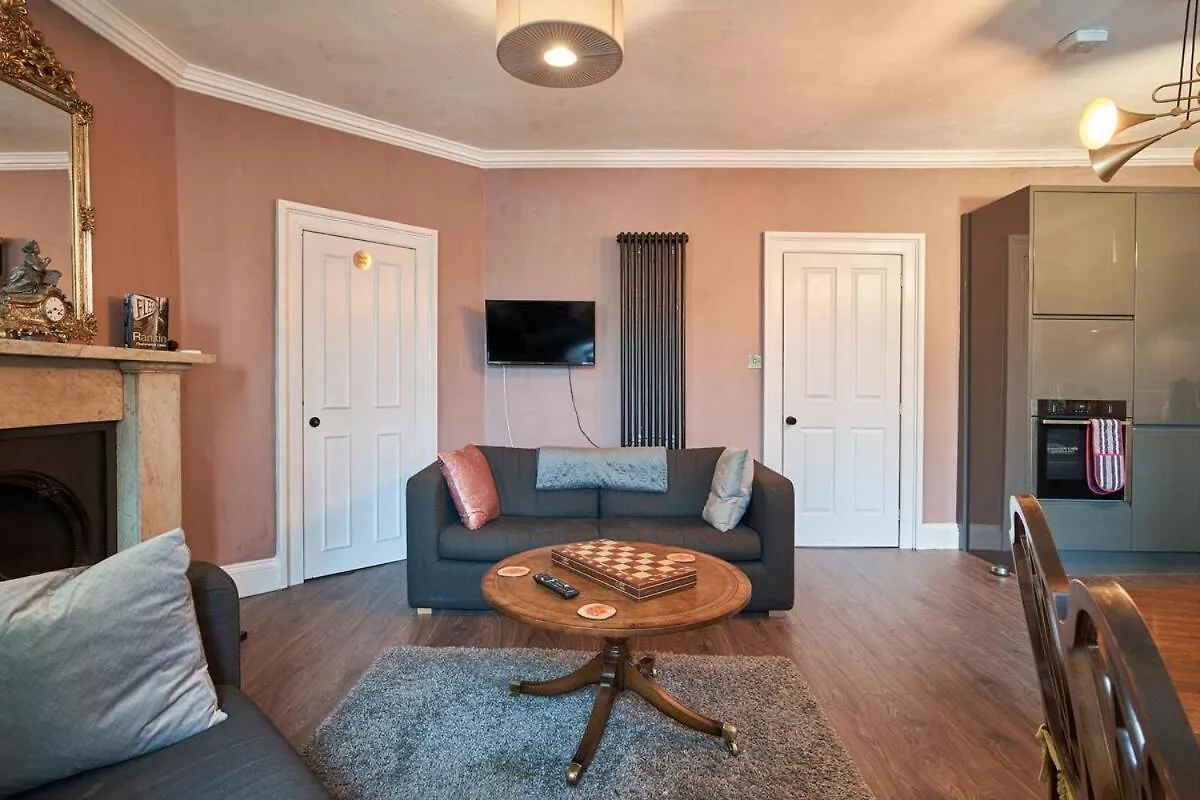 3 Bedroom Apartment - Historic Old Town Edinburgh