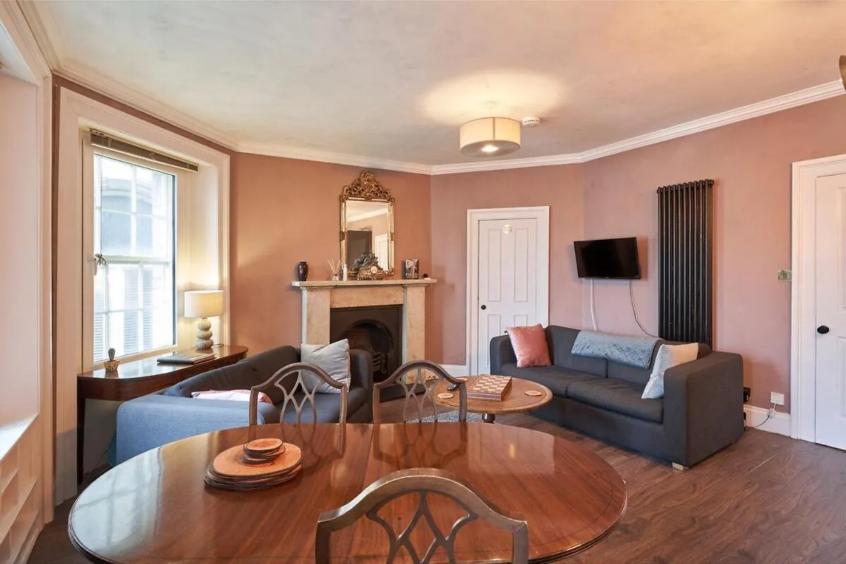 3 Bedroom Apartment - Historic Old Town Edinburgh