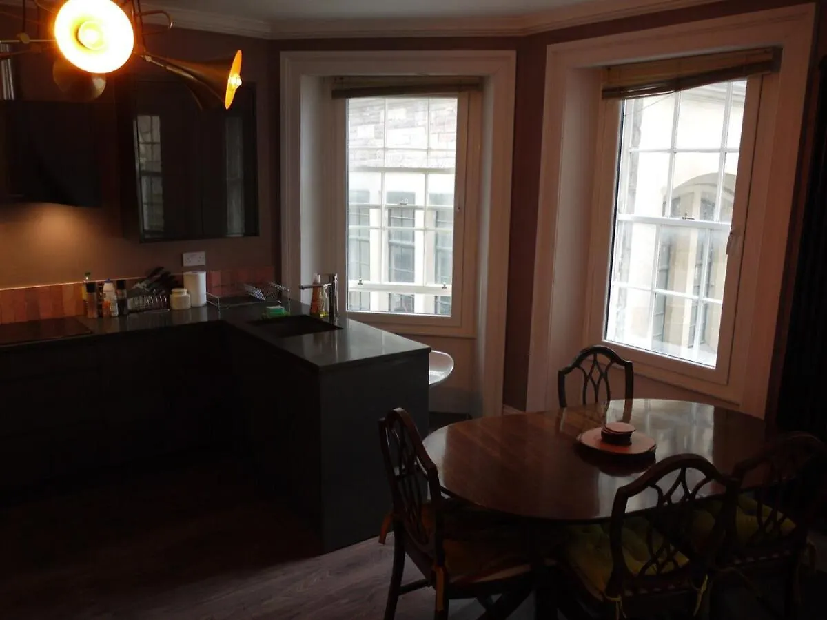 3 Bedroom Apartment - Historic Old Town Edinburgh