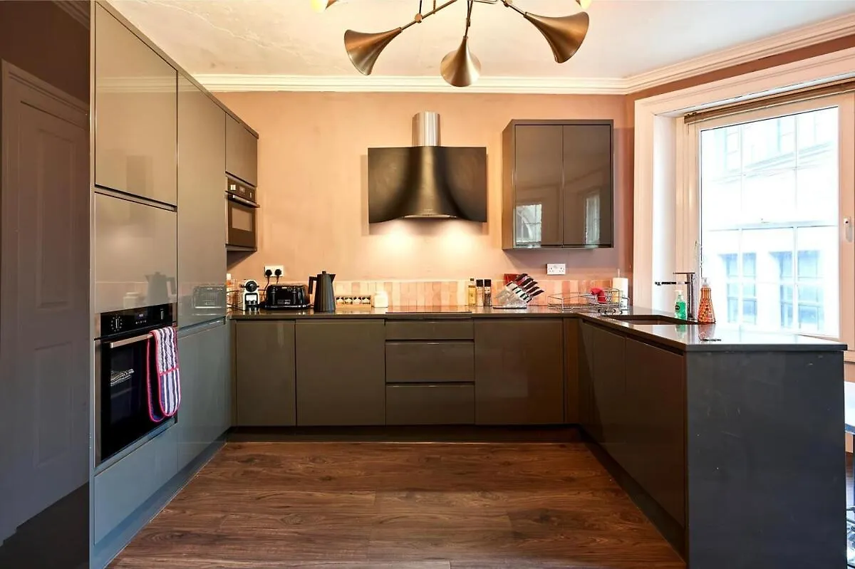 3 Bedroom Apartment - Historic Old Town Edinburgh