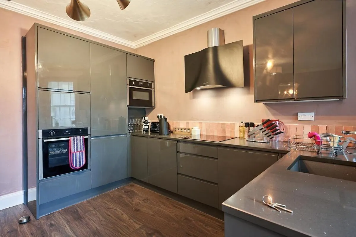 3 Bedroom Apartment - Historic Old Town Edinburgh