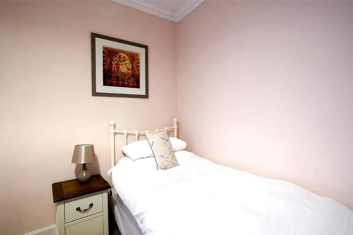 3 Bedroom Apartment - Historic Old Town Edinburgh 0*,