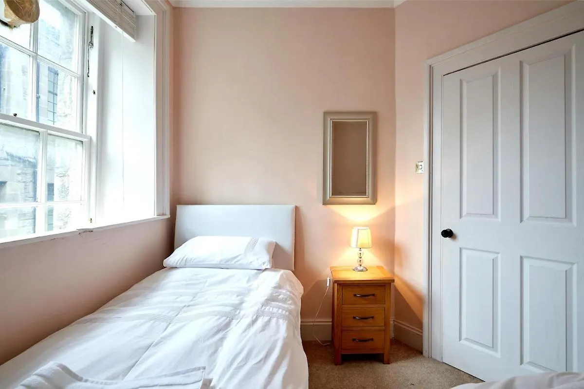 3 Bedroom Apartment - Historic Old Town Edinburgh