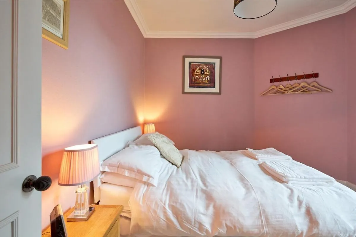 3 Bedroom Apartment - Historic Old Town Edinburgh