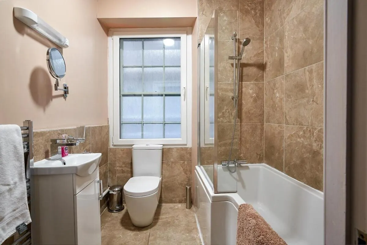 3 Bedroom Apartment - Historic Old Town Edinburgh 0*,
