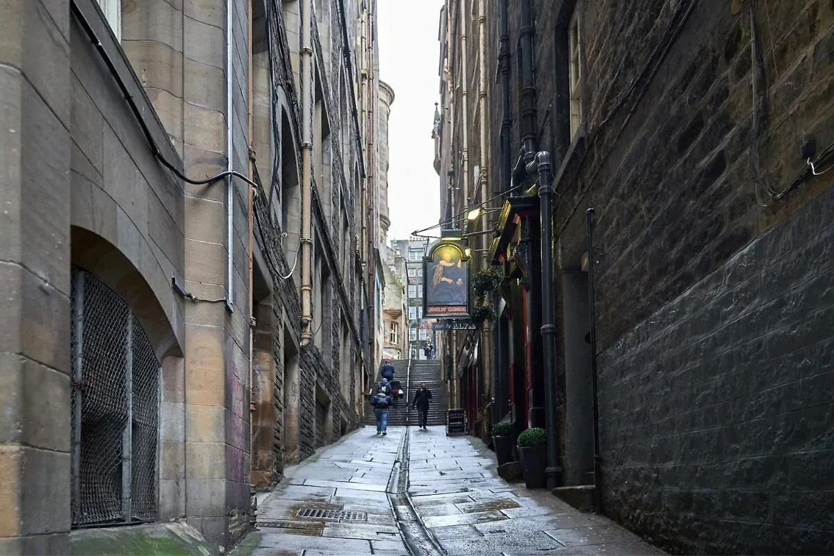 3 Bedroom Apartment - Historic Old Town Edinburgh