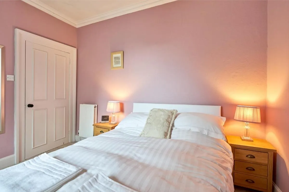 3 Bedroom Apartment - Historic Old Town إدنبرة
